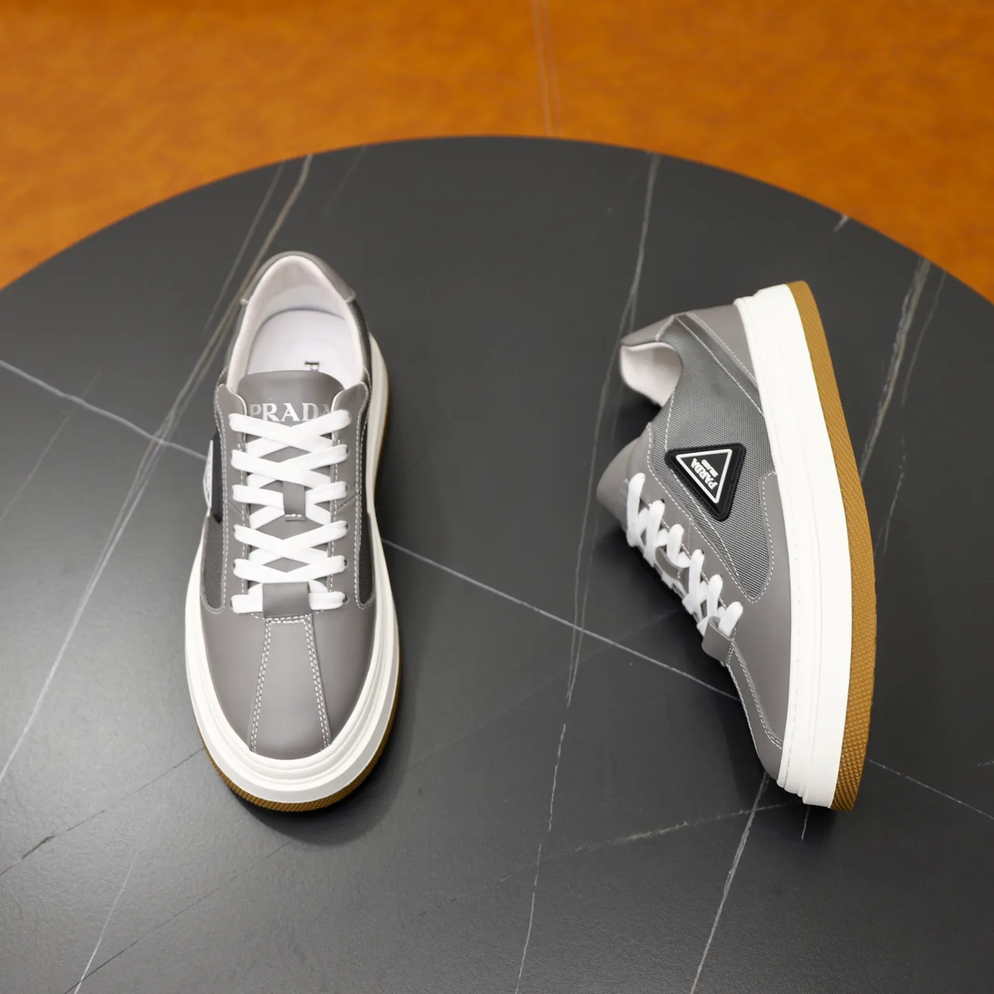 Men's shoes: 440💰🙅‍♂️🙅‍♂️🙅‍♂️ Brand: PRADA Standard code: 38–44 (45 can be customized) Level: Same as the official website Material: Original cowhide fabric Comfortable pigskin lining Lightweight and wear-resistant outsole Style category: Men's fashionable casual shoes and boots Running sneakers Distinguished luxury brand elements Top luxury Color: actual picture color